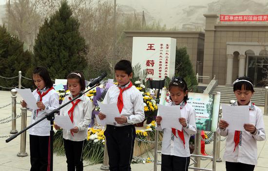 图为小学生朗诵《我们怀念你》缅怀王蔚。 图为小学生朗诵《我们怀念你》缅怀王蔚。