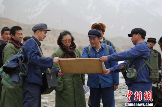 劇照:王蔚在崑崙山深處勘察烏魯瓦提水庫建設地址。 劇組供圖 攝