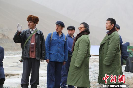 劇照。王蔚一行在崑崙山深處勘察烏魯瓦提水庫建設地址。劇組供圖 劇照。王蔚一行在崑崙山深處勘察烏魯瓦提水庫建設地址。劇組供圖
