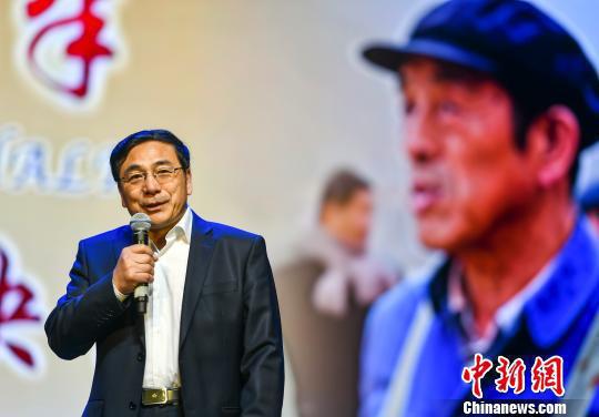 中國新聞社新疆分社社長、電影《五十八座·半》出品人李德華在首映式上,講述該影片的拍攝初衷。 劉新 攝