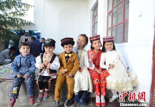 婚礼上的塔吉克儿童。 勉征 摄 婚礼上的塔吉克儿童。 勉征 摄