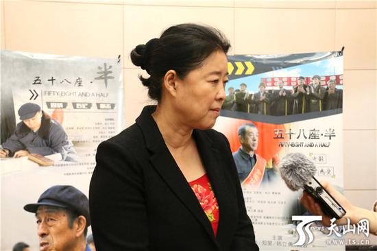 影片導演董玲正在接受記者採訪。