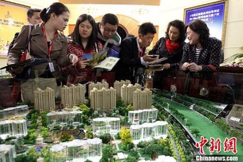 资料图:购房人在楼盘看沙盘并咨询售楼工作人员。<a target='_blank' href='http://www.chinanews.com/'>中新社</a>发 汤彦俊 摄 资料图:购房人在楼盘看沙盘并咨询售楼工作人员。中新社发 汤彦俊 摄