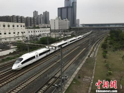 一列行驶中的动车组列车。 吴正琪 摄 一列行驶中的动车组列车。 吴正琪 摄