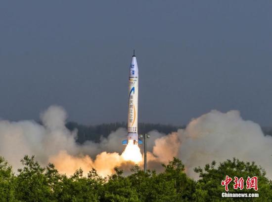 5月17日,重庆零壹空间航天科技有限公司自主研发的“重庆两江之星”OS-X火箭在中国西北某基地成功点火升空。这标志着中国首枚民营自研商业亚轨道火箭首飞成功,为接下来的民营自研商业火箭发射卫星奠定坚实基础。据悉,“重庆两江之星”号火箭于5月17日7时33分点火,7时38分落入预定区域。据地面监测,其飞行轨迹在天空中划出一道优美弧线。万难 摄 点击进入下一页