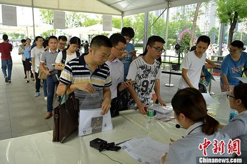 资料图:成都天府新区等一些政务服务中心申请、等待办理落户手续的民众排起长队等待办理。 <a target='_blank' href='http://www.chinanews.com/'>中新社</a>记者 刘忠俊 摄 资料图:成都天府新区等一些政务服务中心申请、等待办理落户手续的民众排起长队等待办理。 中新社记者 刘忠俊 摄