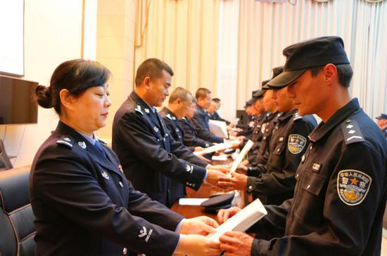 新疆和布克赛尔县公安局隆重举行辅警授衔仪式
