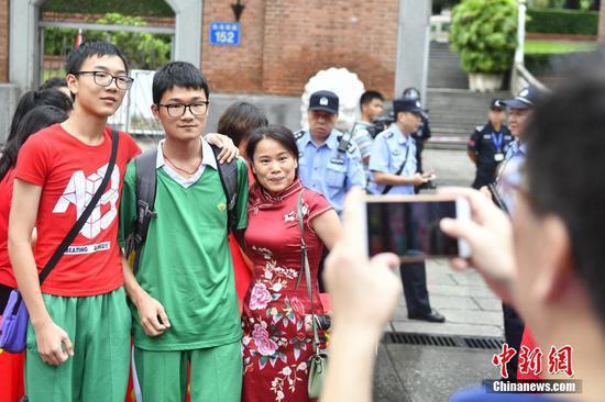 2018中国高考启幕 975万人赴考