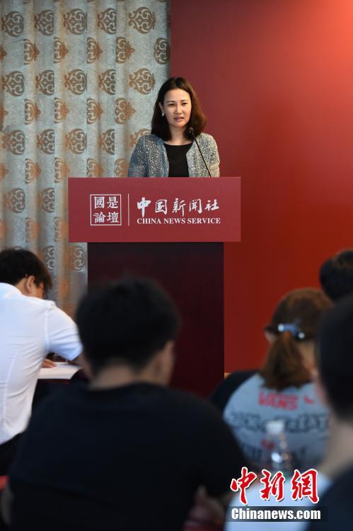 图为中新社编委,经济部主任俞岚致辞.中新社记者 侯宇 摄