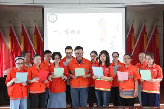 图为干部职工合唱歌曲《这里是新疆》 。严梓华 摄 图为干部职工合唱歌曲《这里是新疆》 。严梓华 摄