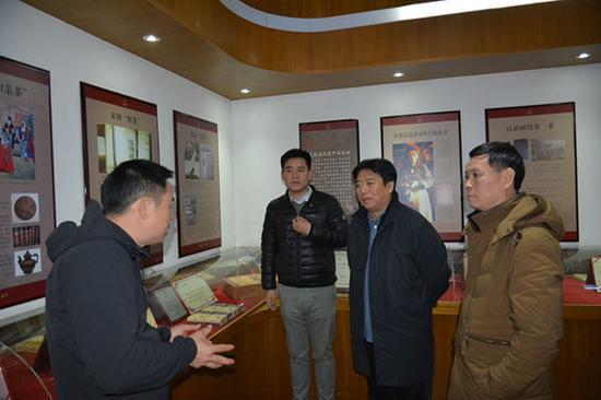 image007.jpg 工作组听取益阳茶厂工作人员产品介绍