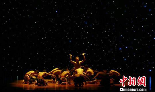 图为海外华裔青少年演绎佤族舞蹈。 吴榕峰 摄 图为海外华裔青少年演绎佤族舞蹈。 吴榕峰 摄