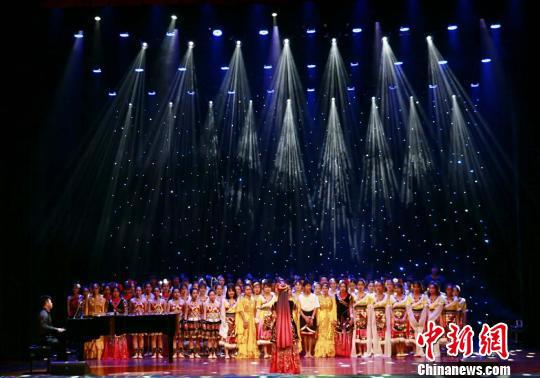 图为海外华裔青少年集体大合唱。 吴榕峰 摄 图为海外华裔青少年集体大合唱。 吴榕峰 摄