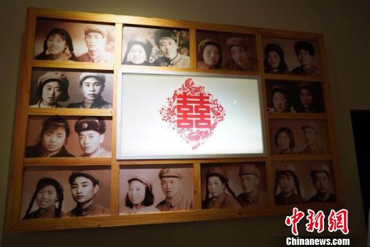 军垦战士昔日的结婚照。 刘湃 摄 军垦战士昔日的结婚照。 刘湃 摄