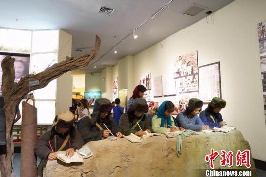 当年军垦二代学习的场景。 刘湃 摄 当年军垦二代学习的场景。 刘湃 摄