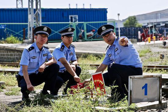 新疆铁警确保“中欧班列”运行安全