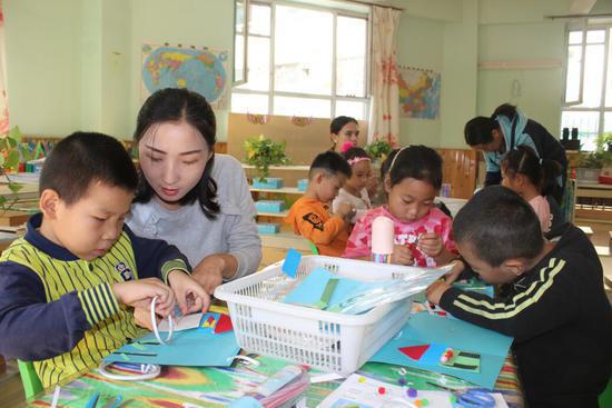 米东区小朋友亲手做贺卡 祝老师节日快乐