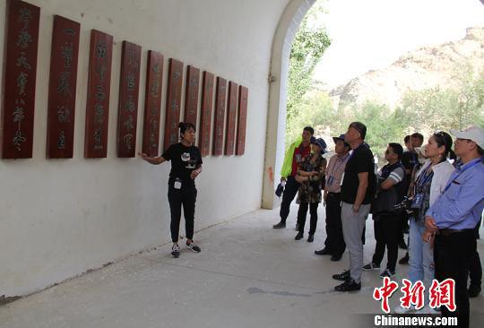 海外华文媒体听取铁门关历史先容。 戚亚平 摄 海外华文媒体听取铁门关历史先容。 戚亚平 摄