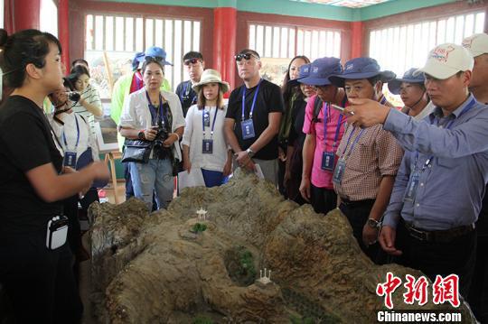 海外华文媒体通过沙盘了解铁门关历史。 戚亚平 摄