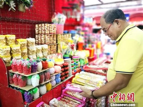 在中国城著名的王彬超市，色彩鲜艳，造型丰富的祭拜用香烛吸引华人。中新社记者 关向东 摄