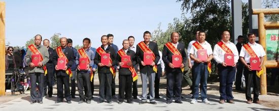 图为表彰红枣种植能手。 赵学龙摄 图为表彰红枣种植能手。 赵学龙摄