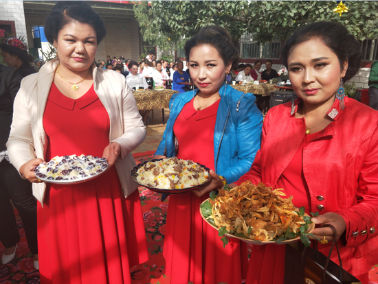 迎国庆 轮台县一乡村举办农家美食节