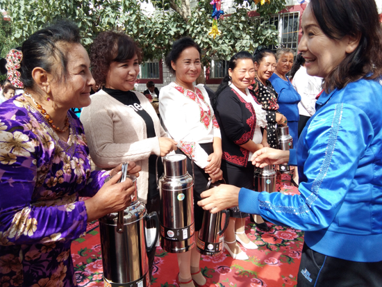 迎国庆 轮台县一乡村举办农家美食节