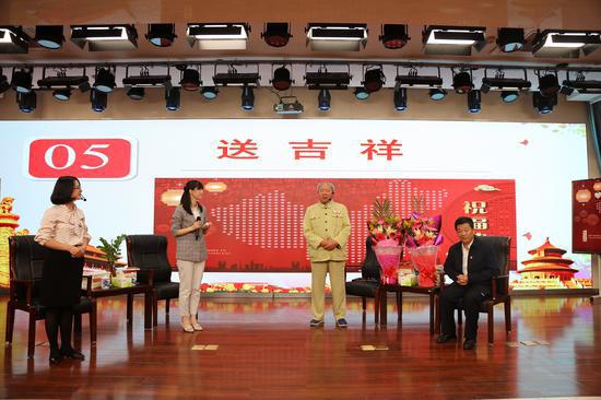 全国民族团结模范李梦桃、军垦老连长胡、友才走进农行新疆兵团分行道德讲堂讲述他们的爱国戍边动人故事。 全国民族团结模范李梦桃、军垦老连长胡、友才走进农行新疆兵团分行道德讲堂讲述他们的爱国戍边动人故事。