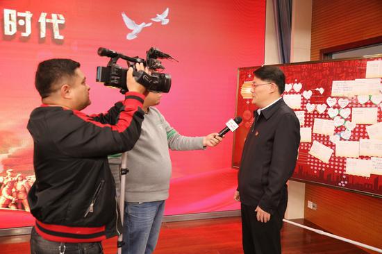 兵团电视台对活动进行采访报道。 兵团电视台对活动进行采访报道。