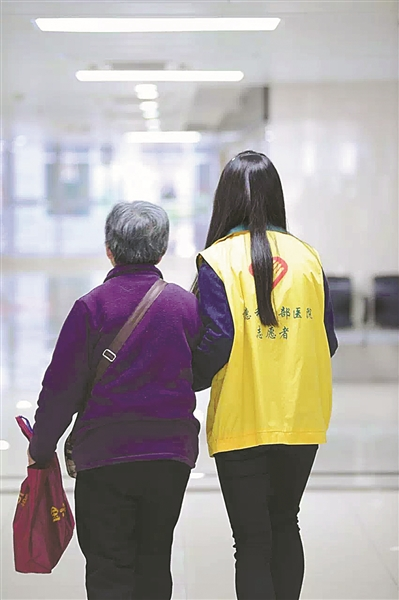  李惠利东部医院志愿者为患者提供帮助。
