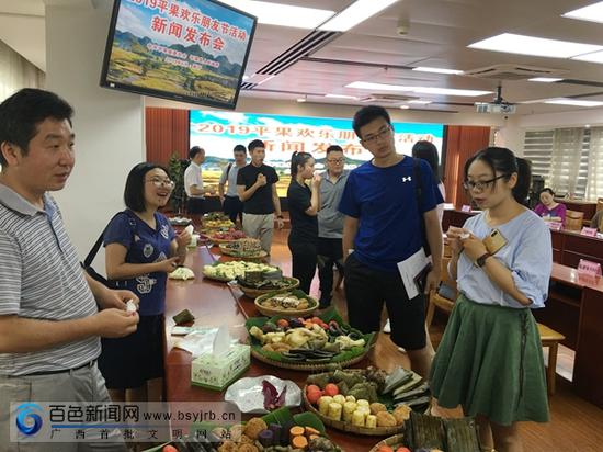 記者品嘗平果美食。