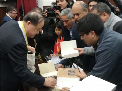 莫言在书展读者见面会上。来源:秘鲁《公言报》