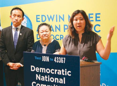     美国民主党全国委员会（DNC）华裔委员在旧金山华埠号召亚裔多投票。（美国《世界日报》／李晗 摄）