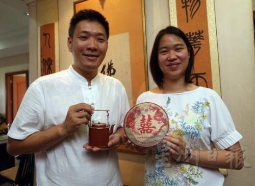 赖贞瑝送给太太戴心怡的求婚礼物是朱泥羊桶提梁壶。(马来西亚《星洲日报》/陈启基 摄) 赖贞瑝送给太太的求婚礼物是朱泥羊桶提梁壶。(马来西亚《星洲日报》/陈启基 摄)