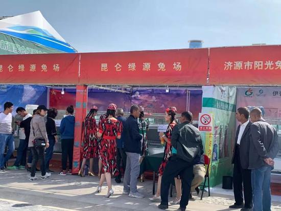 圖為在本屆兔業大會的農產品展上,昆侖綠源兔場的種兔總能吸引很多參觀者駐足。(張欣拍攝)