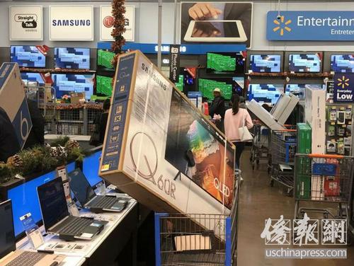 图为柔似蜜市沃尔玛连锁店大屏幕彩电购物车塞满商场。(美国侨报网/高睿 摄)