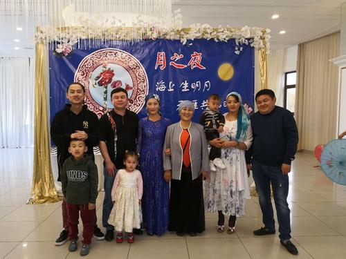 图为2018年山东快三精准计划app—主页22270.COM秋节时,马文英(左4)携全家人与在吉华侨华人共度山东快三精准计划app—主页22270.COM秋佳节。(吉尔吉斯斯坦《丝路新观察》)