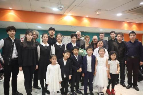 演员、嘉宾与组织方在演出现场。() 演员、嘉宾与组织方在演出现场。(法国《欧洲时报》/孔帆 摄)