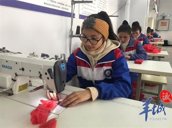 “有时候,为了给我们配备教具,广东省技工院校老师不仅亲自去商店采购,还一大早就去机场办理托运。”曹卫国说。
