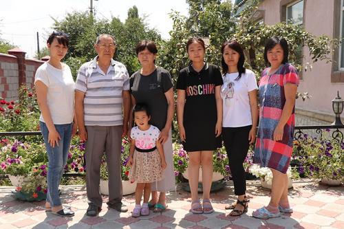 图为每到寒暑假,刘国及(左二)的孩子与都会来到他家中看望老人,如今他已经有了一个重孙女。 (吉尔吉斯斯坦《丝路新观察》/雪源 摄)