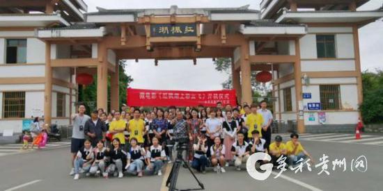 在采访我省年轻著名歌手朵久央时她打开了她朋友圈,记者看到点赞爆屏,好评如潮。