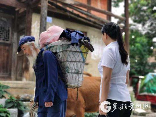 该剧执行导演陈星华老师说:这个场景预示扶贫干部一定要拔掉钉子户,让该村全民进入小康。
