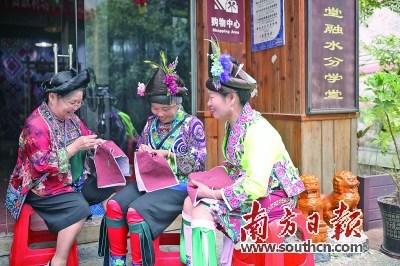如今,在柳州市融水县,不少苗族妇女通过苗绣等苗艺技能脱贫致富。