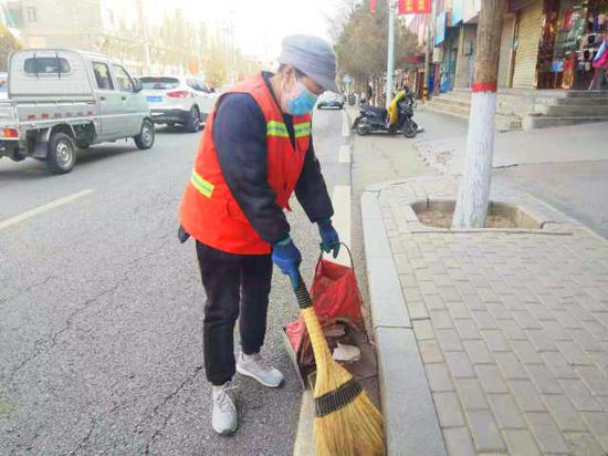 环卫工人 (4).jpg 环卫工方萍在清扫街道