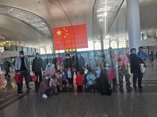 　　随后，郑晓毅联系机场工作人员，协助15个家庭的父母及孩子通过机场特殊通道办理安检手续，迅速登机。