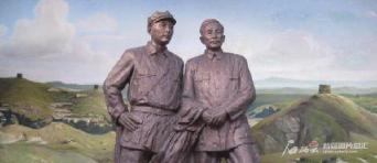 西路军进疆纪念馆中陈云与李先念星星峡会合雕像。