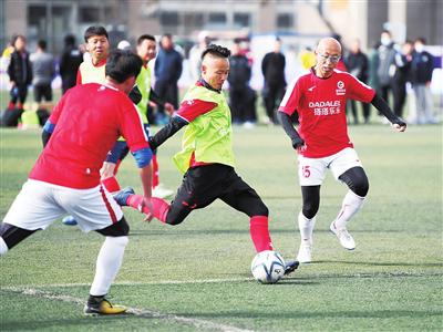 3月20日上午，2021银川“文明城市杯”业余足球联赛在湖滨体育场开幕。