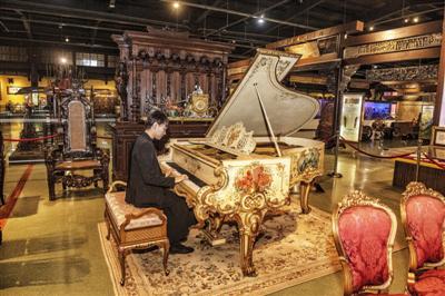 镇北堡西部影城新近收藏的奥地利古董钢琴。