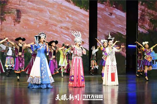   活动现场，还为重庆市民准备了贵州大型文旅推介演出《山人之贵》，以及丰富的贵州旅游商品和非遗文创产品展。