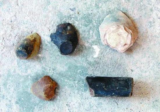 ▲考古队在赤水河仁怀市境内调查时提取到的商周陶片
